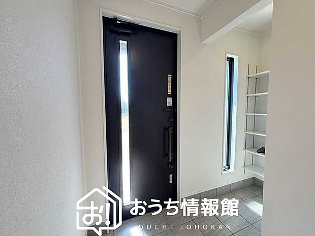 【現地写真(玄関)】玄関には、大型のシューズ収納を設置しています。