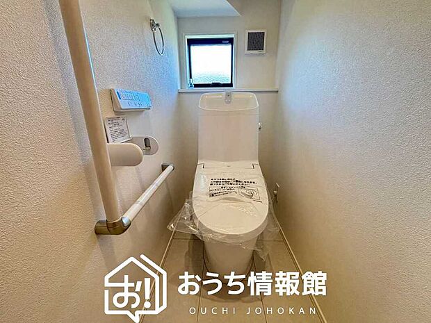 【トイレ】汚れてもサッとひと拭きでお手入れ簡単、エコ仕様の温水洗浄便座付きのトイレです。
バリアフリーにも配慮しています。