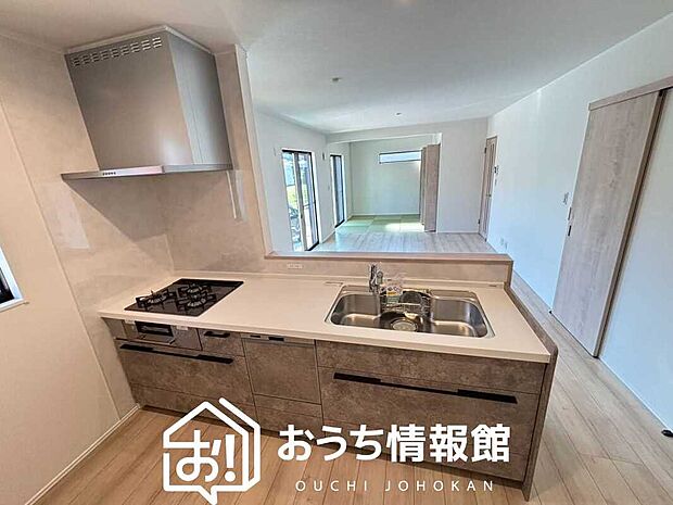 【現地写真(キッチン)】収納たっぷりのシステムキッチン、浄水器付水栓を標準装備しています。