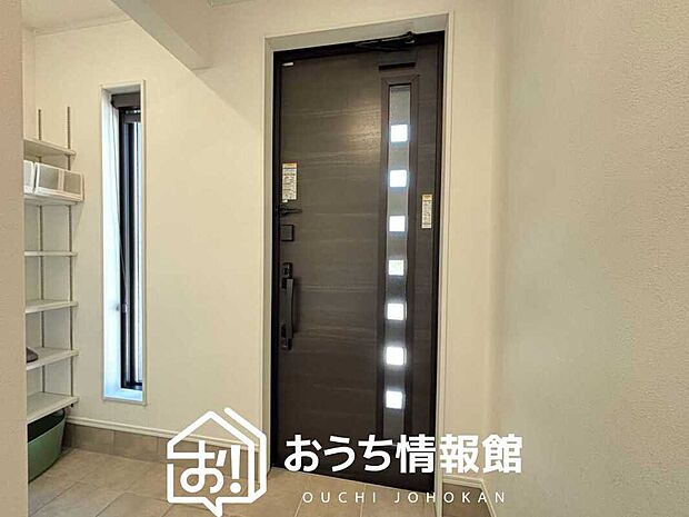 【現地写真(玄関)】玄関には、大型のシューズ収納を設置しています。