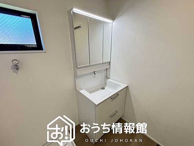 【洗面台・洗面所】鏡の両サイドは、必要なものを取出しやすく、大きな鏡面で朝の準備も快適。
使いやすいリフトアップ機能付きのシングルレバーシャワー水栓付です。
