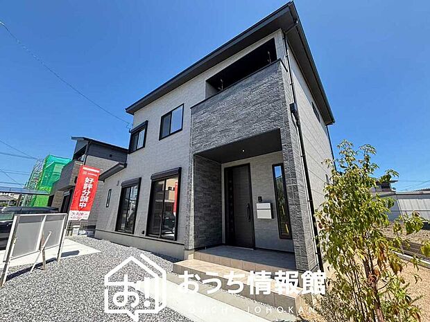 【現地写真(外観)【C号地】】軽くて火災に強い屋根材を採用し、地震時の建物への負担や揺れを軽減しています。