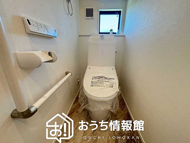 【トイレ】汚れてもサッとひと拭きでお手入れ簡単、エコ仕様の温水洗浄便座付きのトイレです。
バリアフリーにも配慮しています。