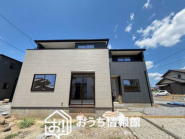【現地写真(外観)【2号地】】軽くて火災に強い屋根材を採用し、地震時の建物への負担や揺れを軽減しています。