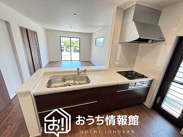 【現地写真(キッチン)】収納たっぷりのシステムキッチン、浄水器付水栓を標準装備しています。