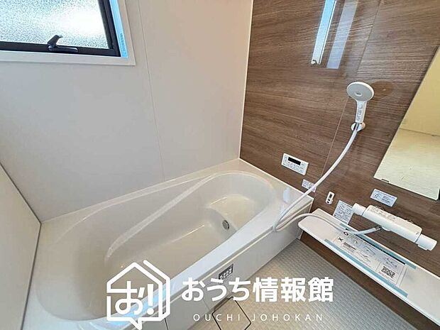 【現地写真(浴室)】浴室暖房乾燥機付き。1坪タイプで広々です。