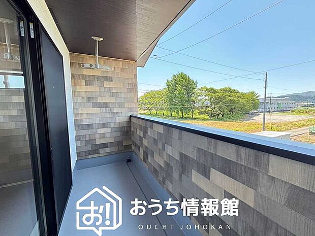 【バルコニー】奥行きが広く、洗濯物をゆったりと干せる十分な広さで、家族の洗濯も捗ります。