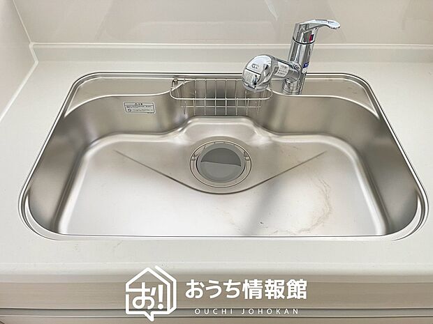 【浄水器内臓ハンドシャワー付シンク】広々とした凸型シンクに洗剤ポケットを標準装備。すっきり収納できます。
また、蛇口の先端に浄水器を内蔵しているため場所をとりません。