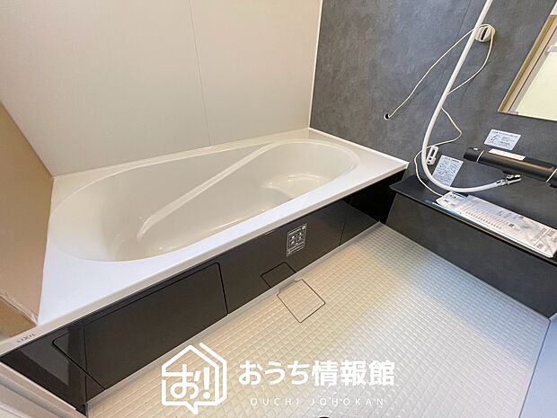 【現地写真(浴室)】浴室暖房乾燥機付き。1坪タイプで広々です。