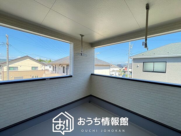 【バルコニー】奥行きが広く、洗濯物をゆったりと干せる十分な広さで、家族の洗濯も捗ります。
