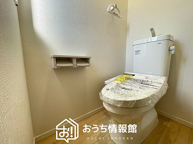 【トイレ】汚れてもサッとひと拭きでお手入れ簡単、エコ仕様の温水洗浄便座付きのトイレです。
バリアフリーにも配慮しています。