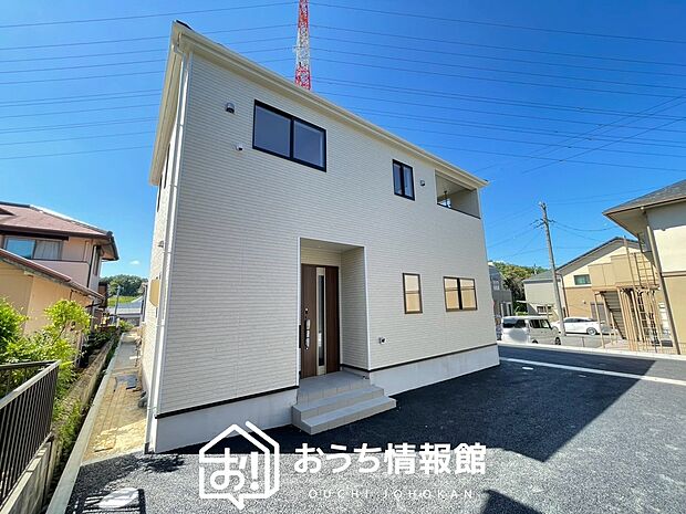 【現地写真(外観)【2号地】】軽くて火災に強い屋根材を採用し、地震時の建物への負担や揺れを軽減しています。