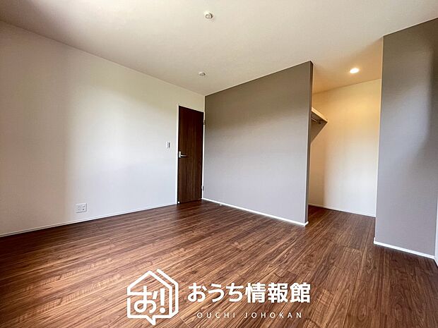 【現地写真(寝室)】木目の美しさを際立たせるシンプルデザインの建具を使用しています。