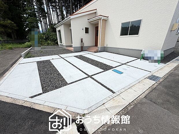 【現地写真(駐車場)】駐車スペースが広く、運転が苦手な方も安心です。