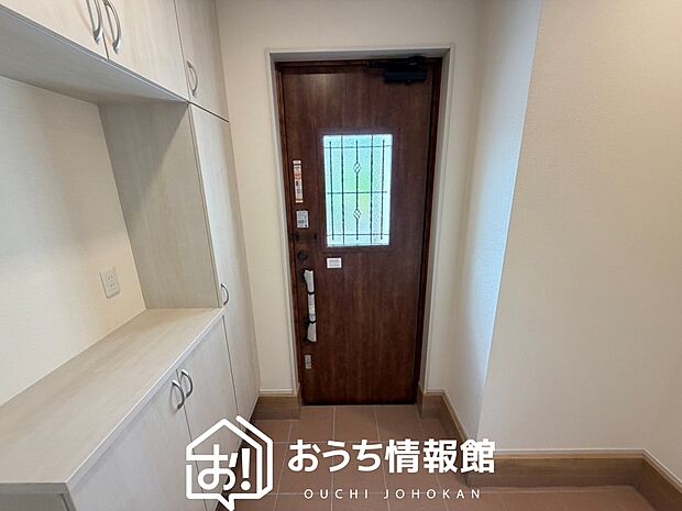 【現地写真(玄関)】玄関には、大型のシューズ収納を設置しています。