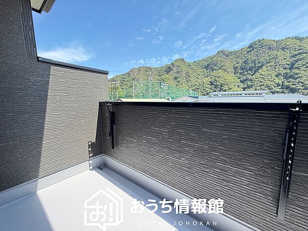 【バルコニー】奥行きが広く、洗濯物をゆったりと干せる十分な広さで、家族の洗濯も捗ります。