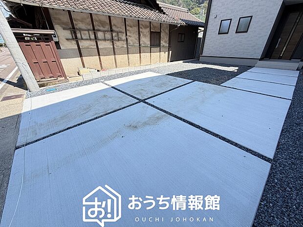 【現地写真(駐車場)】駐車スペースが広く、運転が苦手な方も安心です。