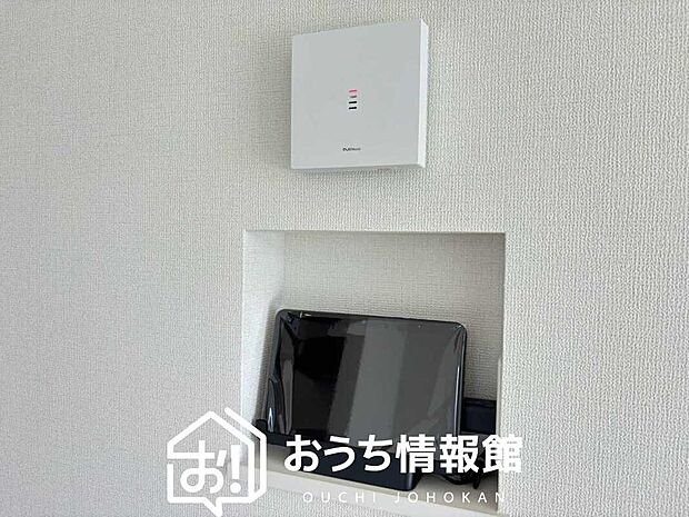 【TVモニター付インターホン】玄関の子機にカメラが付いており、来訪者の顔を確認できるため、音声だけの対応とは安心感が違います。
また、ハンズフリー通話で受話器を持つわずらわしさを解消できます。