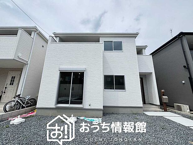 【現地写真(外観)【2号地】】雨で汚れを落とし、耐久性・耐候性に優れた外壁を使用しています。
