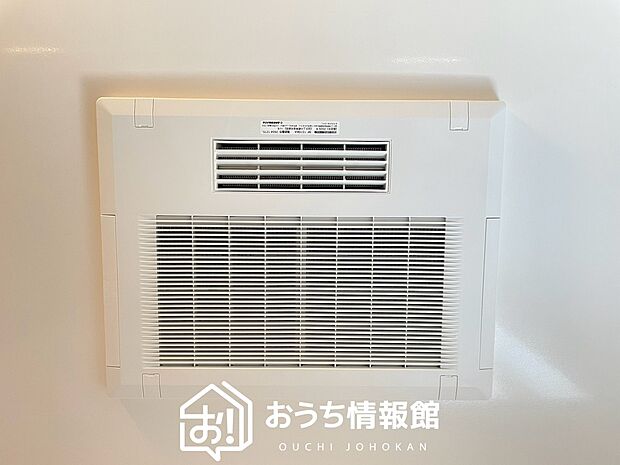 【浴室暖房換気乾燥機】寒い冬場はあたたかく、暑い夏場は扇風機のような心地よさです。
雨の日は、浴室が衣類乾燥スペースになります。