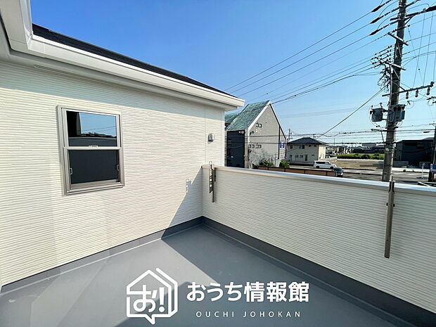 【バルコニー】奥行きが広く、洗濯物をゆったりと干せる十分な広さで、家族の洗濯も捗ります。