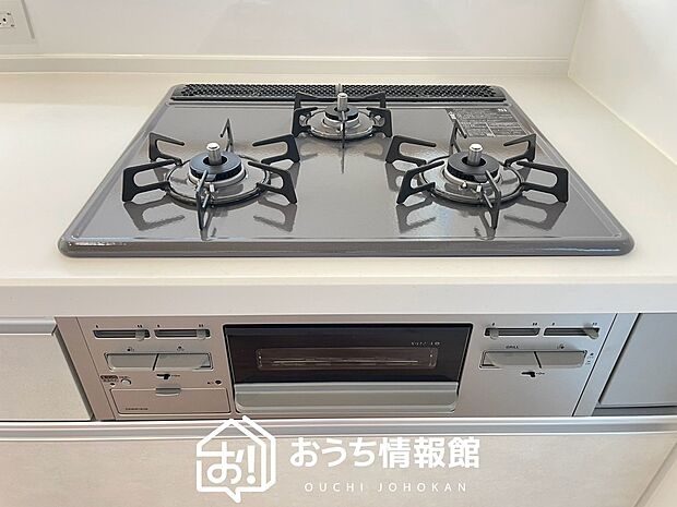 【ビルトインコンロ】フラットな構造で清掃性が高く、過熱防止センサー付3口タイプで日頃の家事も快適です。