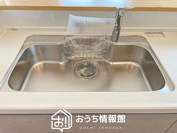 【浄水器内臓ハンドシャワー付シンク】広々とした凸型シンクに洗剤ポケットを標準装備。すっきり収納できます。
また、蛇口の先端に浄水器を内蔵しているため場所をとりません。