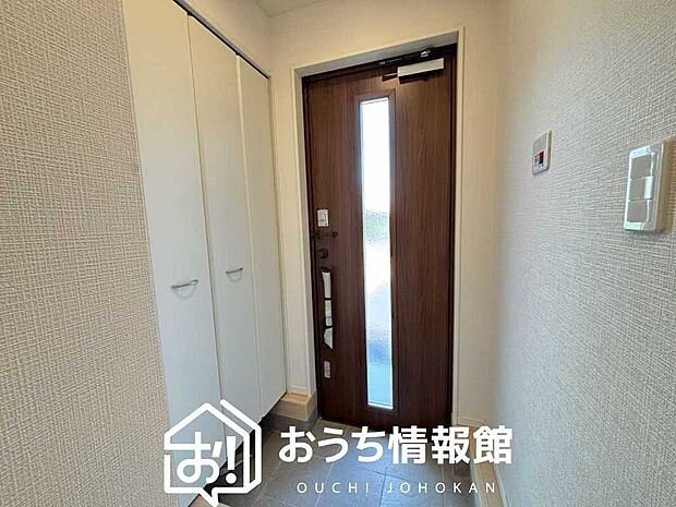 【現地写真(玄関)】玄関には、大型のシューズ収納を設置しています。