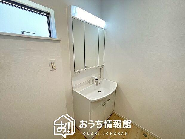 【洗面台・洗面所】鏡の両サイドは、必要なものを取出しやすく、大きな鏡面で朝の準備も快適。
使いやすいリフトアップ機能付きのシングルレバーシャワー水栓付です。