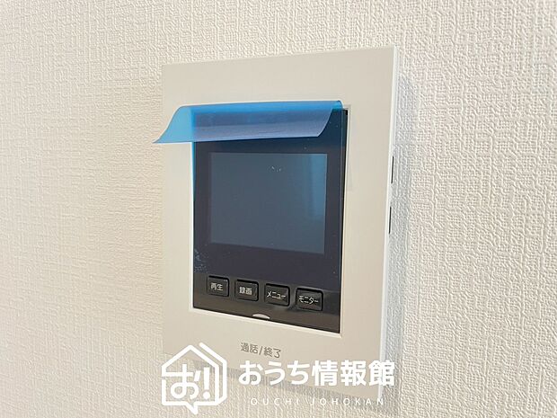 【TVモニター付インターホン】手放し通話ができ、送話表示灯で送話・受話状態が確認できます。
映像と音声で玄関先の様子をチェックできるモニター機能や、夜間の訪問者の顔も確認できるLEDライトを装備しています。