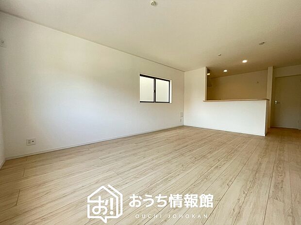 【現地写真(リビング)】フローリング材には、木目、色調など木材特有の風合いがあり、ナチュラルな美しさになっています。