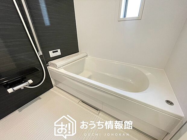 【現地写真(浴室)】浴室暖房乾燥機付き。1坪タイプで広々です。