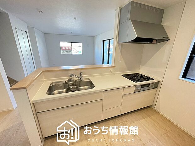 【現地写真(キッチン)】収納たっぷりのシステムキッチン、浄水器付水栓を標準装備しています。