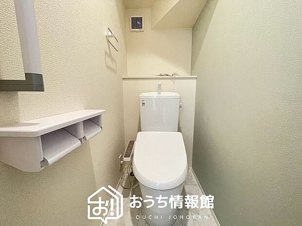 【トイレ】汚れてもサッとひと拭きでお手入れ簡単、エコ仕様の温水洗浄便座付きのトイレです。
バリアフリーにも配慮しています。