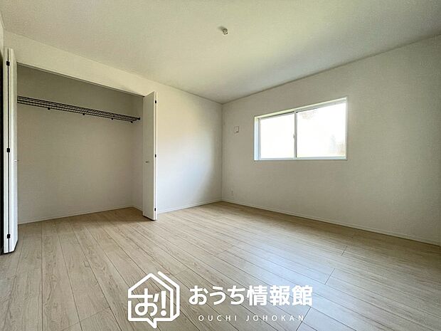 【現地写真(寝室)】木目の美しさを際立たせるシンプルデザインの建具を使用しています。