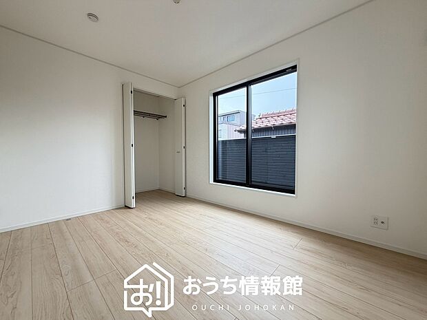 【現地写真（寝室）】木目の美しさを際立たせるシンプルデザインの建具を使用しています。