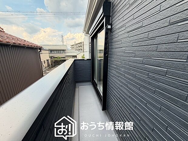【バルコニー】奥行きが広く、洗濯物をゆったりと干せる十分な広さで、家族の洗濯も捗ります。