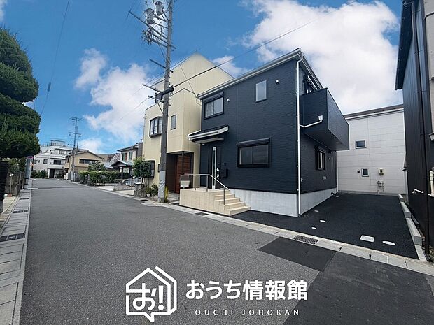 【現地写真（前道含む外観）】軽くて火災に強い屋根材を採用し、地震時の建物への負担や揺れを軽減しています。