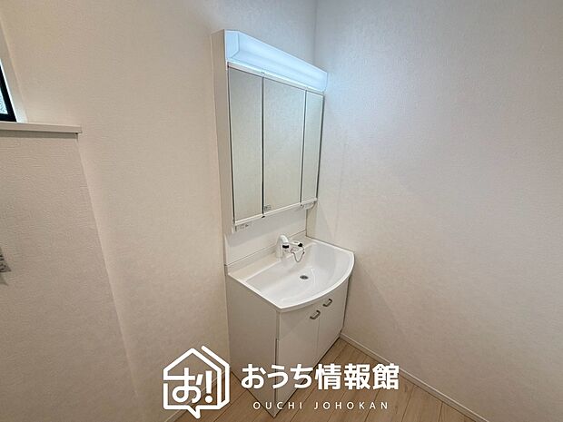 【洗面台・洗面所】鏡の両サイドは、必要なものを取出しやすく、大きな鏡面で朝の準備も快適。
使いやすいリフトアップ機能付きのシングルレバーシャワー水栓付です。