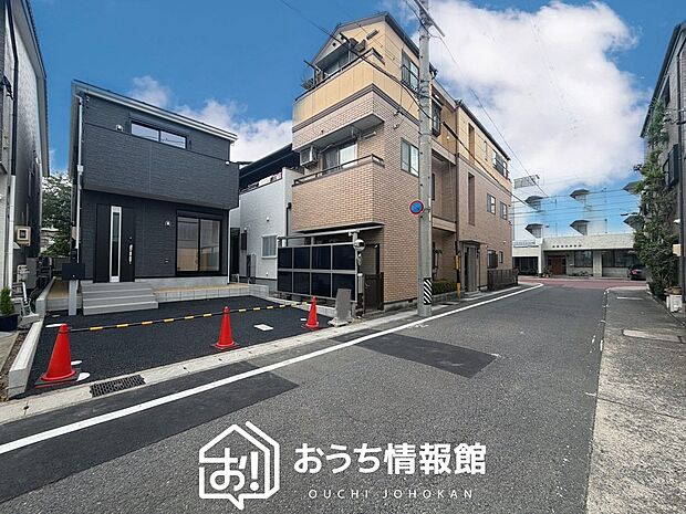 【現地写真(前道含む外観)】軽くて火災に強い屋根材を採用し、地震時の建物への負担や揺れを軽減しています。
