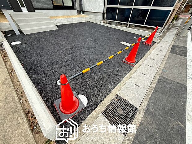 【現地写真(駐車場)】駐車スペースが広く、運転が苦手な方も安心です。