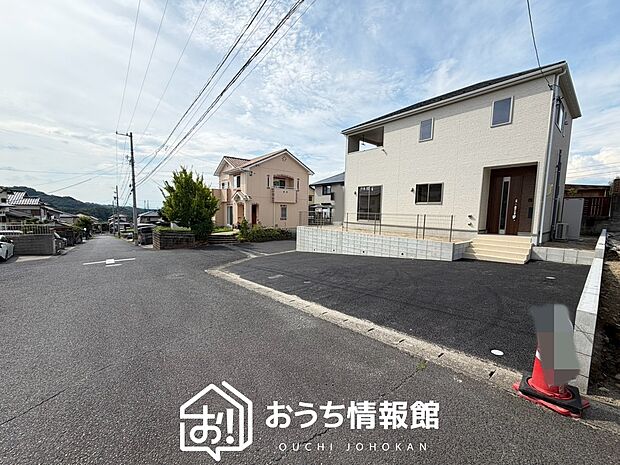【現地写真(前道含む外観)】軽くて火災に強い屋根材を採用し、地震時の建物への負担や揺れを軽減しています。