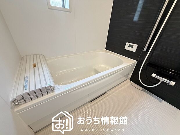 【現地写真(浴室)】浴室暖房乾燥機付き。1坪タイプで広々です。