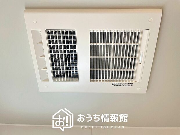 【浴室暖房換気乾燥機】サイドブロー機能で、乾燥効率アップです。
サイドに吹き出しを搭載することにより浴室内を端まで循環する気流ができ、さらに省エネ性能がアップします。