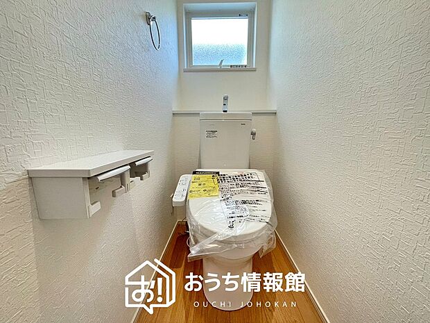 【トイレ】汚れてもサッとひと拭きでお手入れ簡単、エコ仕様の温水洗浄便座付きのトイレです。
バリアフリーにも配慮しています。