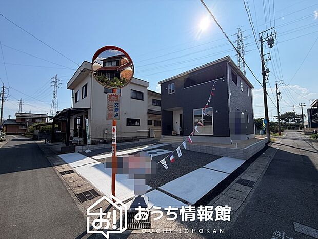 【現地写真（前道含む外観）】軽くて火災に強い屋根材を採用し、地震時の建物への負担や揺れを軽減しています。