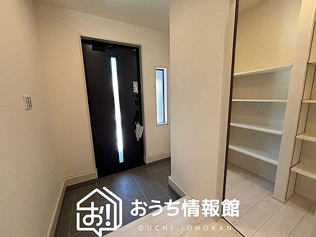【現地写真(玄関)】玄関には、大型のシューズ収納を設置しています。