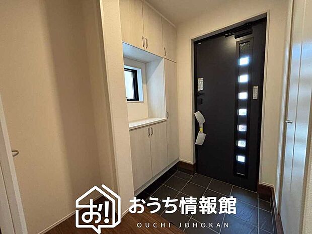 【現地写真（玄関）】玄関には、大型のシューズ収納を設置しています。