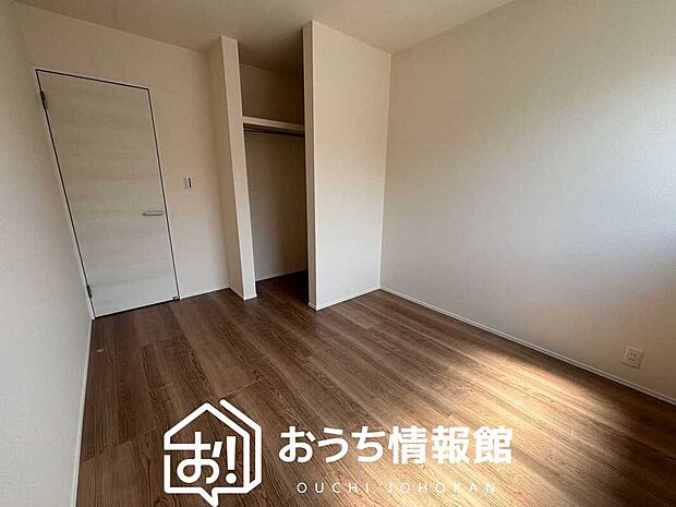 【現地写真(洋室) 】木目の美しさを際立たせるシンプルデザインの建具を使用しています。