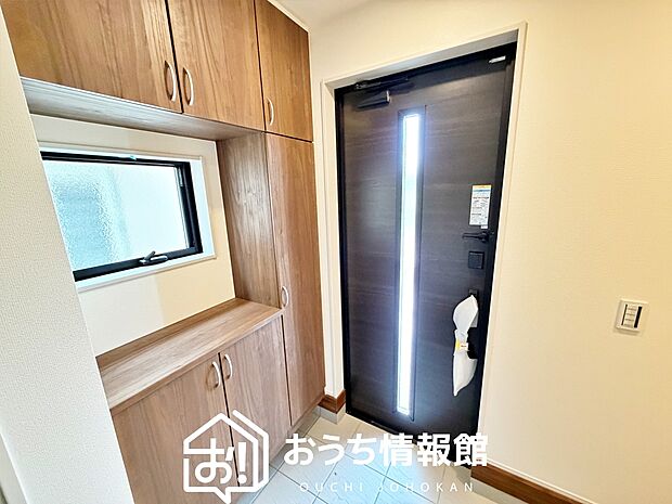 【現地写真（玄関）】玄関には、大型のシューズ収納を設置しています。